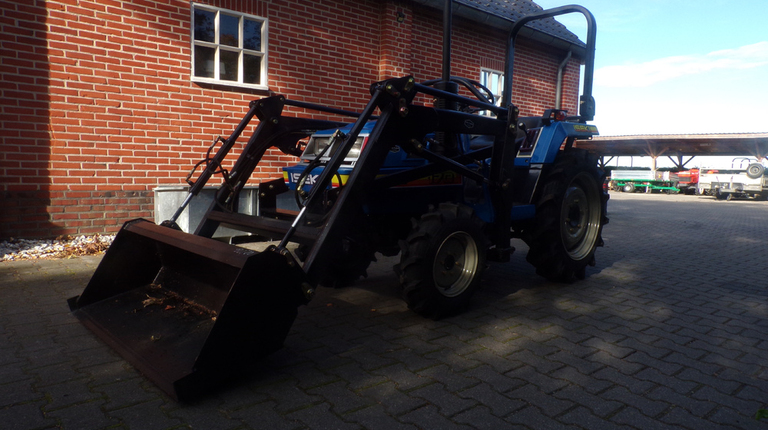 Iseki TU170 mit Frontlader ab 125 € pro Monat.
